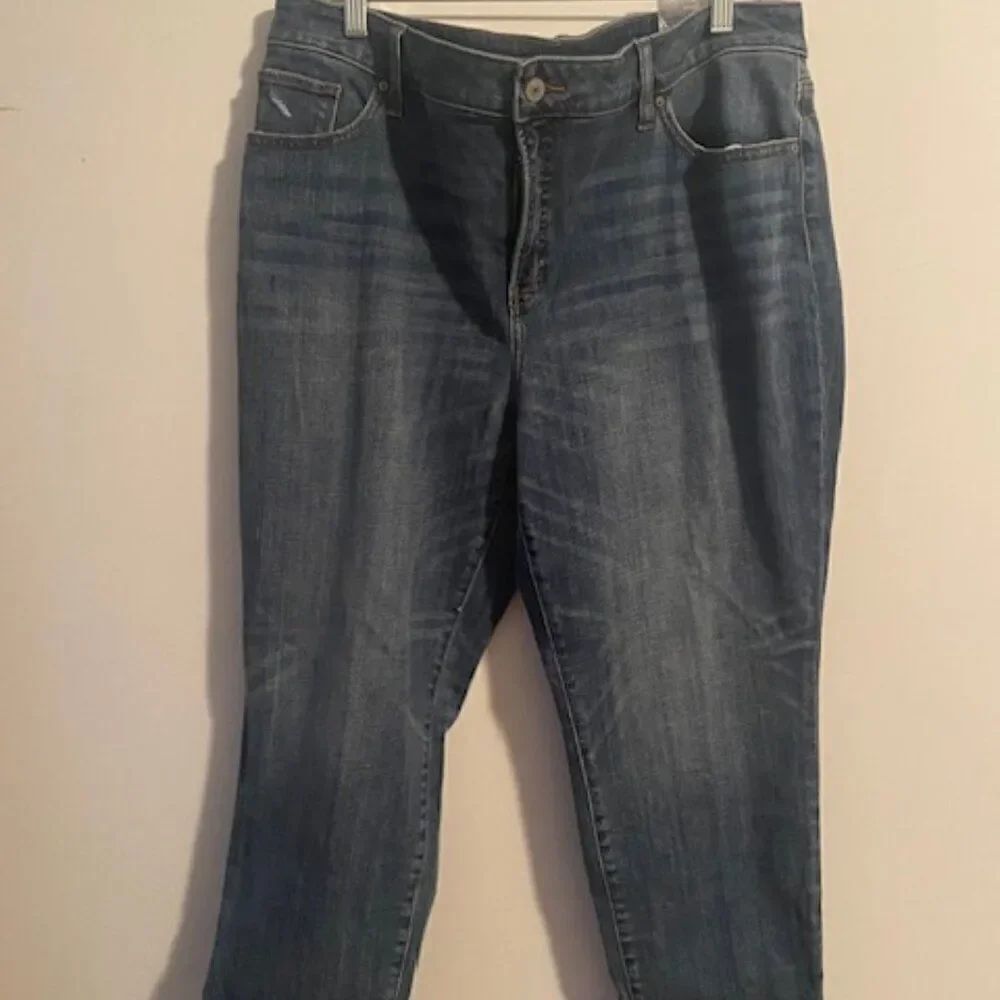 Chico's So Slimming 5 pockets Girlfriend Slim leg crops, size 16P